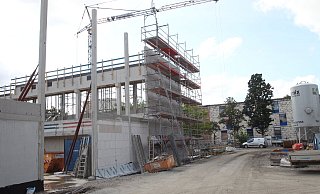 Während die Dreifach-Turnhalle des Ravensberger Gymnasiums so langsam in die Höhe wächst, wartet der Klassentrakt im Hintergrund rechts noch auf seine Sanierung. - Peter Steinert