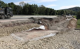 Die Bauarbeiten für den 2 plus 1-Ausbau an der Bundesstraße 64 zwischen Brakel und Bad Driburg gehen weiter. Das Foto zeigt eine Aufschüttung. - Simone Flörke