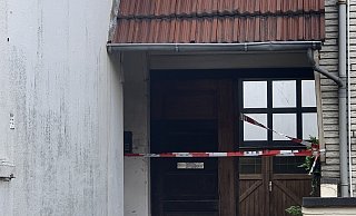 Die Polizei hat den Eingangsbereich abgesperrt. - Stefan Boscher