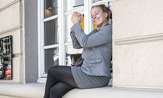 Lena Oberbäumer sitzt auf einem Fenstersims des Gebäudes einer Parteizentrale an der Bielefelder Arndtstraße und ist stolz: "Haben Sie gesehen, wie ich da selber hochgekommen bin?" - Jörg Dieckmann