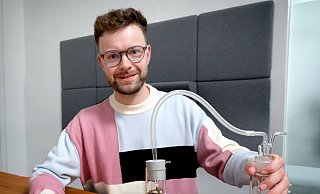 Die Auswirkungen des Klimawandels kann der Gütersloher Noah Kahmen Schülern im Unterricht mit einem einfachen Experiment verdeutlichen. - Andreas Frücht