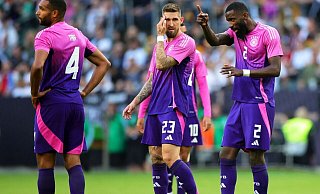 Hielten erstmals seit 2016 bei einem großen Turnier für Deutschland die Null: Jonathan Tah (l) und Antonio Rüdiger (r). - Rolf Vennenbernd/dpa