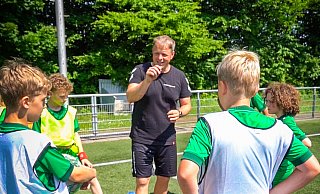 Philipp Heithölter erklärt den Kindern beim Gruppentraining die Abläufe. - privat