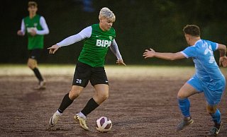 Max Bartels (am Ball) und sein TuS Dornberg gewannen ihr Achtelfinalspiel bei A-Ligist KF Kosova 4:2. - Mller