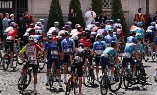 Papst Leo XIV. segnet das Giro-Peloton. - Andrew Medichini/AP/dpa