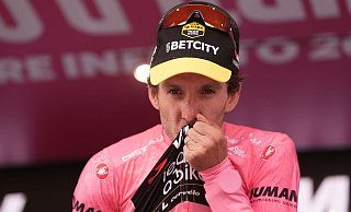 Designierter Giro-Champion: Simon Yates am Ziel seiner Träume. - Massimo Paolone/undefined/LaPresse/AP/dpa