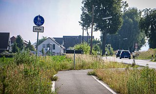 Hier ist im wahrsten Wortsinn "Ende im Gelände": Der Radweg an der Laarer Straße endet vor an einem Feld. Radfahrer werden wieder zurück auf die Fahrbahn geführt. - Daniel Salmon Hier ist im wahrsten Wortsinn "Ende im Gelände": Der Radweg an der Laarer Straße endet vor an einem Feld. Radfahrer werden wieder zurück auf die Fahrbahn geführt. - Daniel Salmon