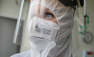 Eine Intensivpflegekraft im St Franziskus Hospital in Bielefeld. - Veit Mette