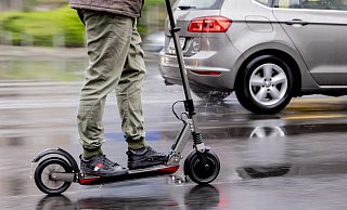 Rutschige Straßen durch Nässe zählen zu den häufigen Ursachen für Stürze mit E-Scootern. - dpa
