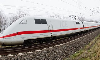 Nicht nur der ICE soll durch den Streckenausbau zwischen Bielefeld und Hannover schneller fahren können. Auch der Nahverkehr soll ausgebaut werden und die Fahrgastzahlen sollen steigen, besagt der Plan des Deutschlandtakts. - picture alliance / dpa
