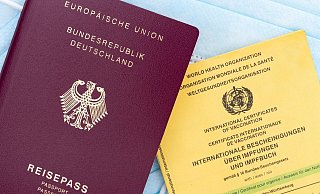 So sieht ein internationaler Impfausweis aus (rechts im Bild). - Symbolbild: Pixabay