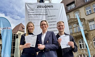Zeugnistag bei Jungen Union: (v.l.) Katharina Kotulla, OB-Kandidatin Christiana Bauer und Ratsbewerber Marlon Thenhaus empfehlen Rot-Grün-Rot den Wechsel in die Opposition. - Peter Unger