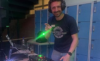 Nicht nur jetzt bei der „kostenlosen 120-Minuten-Party“ zum großen Jubiläum des Gymnasiums Bethel legt Lehrer Tobias Dewald als DJ auf. - Ivonne Michel