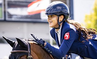 Luna Hagedorn bei den Deutschen Jugendmeisterschaften auf ihrem Pony Balthazar de Bordes. - Jasmin Metzner