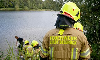 Einsatzkräfte aus Delbrück-Bentfeld bringen eine Tragkraftspritze am Krämersee in Stellung. - VdF/Nils Kunzmann