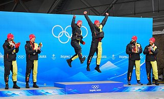 Thorsten Margis (4 v l) wechselt ins Team Johannes Lochner (l) und fährt dann gegen Goldmedaillengewinner Francesco Friedrich. - Michael Kappeler/dpa