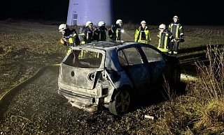 Der Pkw brannte nahe der Kreisstraße 19 bei Willebadessen-Altenheerse völlig aus. - Polizei Höxter