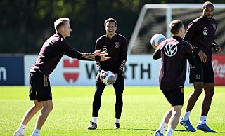 Jamal Musiala (2.v.l.) beim Abschlusstraining vor dem Länderspiel gegen die USA. - Federico Gambarini/dpa
