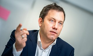 «Ich glaube, Markus Söder will vor allem auch in den Schlagzeilen sein, weil er sich ein bisschen langweilt dort in Bayern und Friedrich Merz die große Bühne nicht alleine gönnt», sagt Lars Klingbeil. - Michael Kappeler/dpa