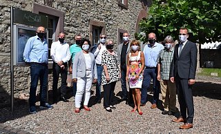 Bernhard Föckel (v. l.), Arnd Mathias, Dietmar Beineke, Claudia Koch, Stefan Fellmann, Eva-Maria Müller, Henning Fischer, Sabine Hasenbein, Volker Rodermund, Ralf Haffke und Bürgermeister Alexander Fischer laden ein zum Infomarkt in Ottbergen. - LGS