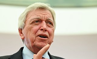 DOSB-Vorstand Volker Bouffier schließt Gespräche mit extremen Parteien aus. - Arne Dedert/dpa