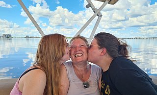 Petra Lehmann mit ihren Töchtern Hannah (l.), die mit ausgewandert ist und Sarah, die in Deutschland lebt, aber regelmäßig zu Besuch in Florida ist. - Foto: RTL / Flamingo Pictures