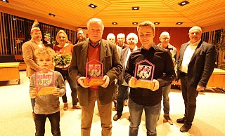 Heimatpreisträger mit Bürgermeister Hubert Erichlandwehr (r.). Simon Oekenpöhler (v.l.), Finn und Jennifer Patrzek sowie Christian Nagel vom Karnevalsverein, Heribert Faupel, Klaus Seichter, Bernd Paarmann und Günter Potthoff vom Heimat- und Verkehrsverein sowie Maximilian Anselm und Volker Baak vom Verein für Jugend und Kultur, der das Holter Meeting organisiert. - Sabine Kubendorff