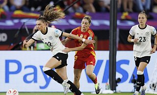 Aktivposten im deutschen Spiel: Jule Brand (l). - Michael Buholzer/KEYSTONE/dpa