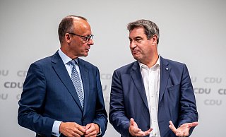 CDU-Chef Friedrich Merz (l) und CSU-Chef Markus Söder plädieren für mehr Rüstungsgüter. - Michael Kappeler/dpa
