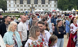 Buntes, friedliches Miteinander im Schlosspark beim Internationalen Fest der Begegnungen in Schloß Neuhaus. - Susanne Göbel