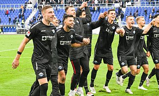 SCP-Doppeltorschütze Felix Platte (l.) feiert nach dem Spiel im Karlsruher Wildpark mit seinen Teamkollegen (v. l.) Niclas Nadj, Visar Musliu, Pelle Boevink, Adriano Grimaldi, Tobias Müller, Robert Leipertz und Sebastian Klaas. - Imago Images
