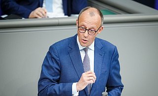 Nach Auffassung des CDU-Vorsitzenden Friedrich Merz sollte eine Agentur für Einwanderung aktiv ausländische Fachkräfte anwerben. - Kay Nietfeld/dpa