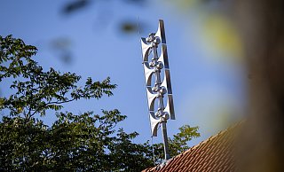 Diese Sirene steht auf dem Dach eines Gebäudes an der Riemekestraße in Paderborn. - Niklas Tüns (Themenbild)