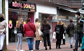 Lange Schlangen vor der Gütersloher Filiale der Kette „Royal Donuts" gibt es mittlerweile fast täglich. - Andreas Frücht Lange Schlangen vor der Gütersloher Filiale der Kette „Royal Donuts" gibt es mittlerweile fast täglich. - Andreas Frücht
