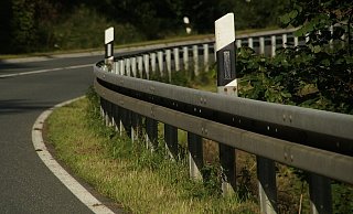Ein Autofahrer ist nach Angaben der Polizei in eine Leitplanke gefahren, da ein Motorradfahrer ihn überholt und dann abgebremst hat. Vor ihnen war ein Blitzer. (Symbolbild) - Pixabay