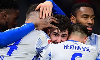 Herthas Marco Richter (M) bejubelt mit den Mannschaftskameraden seinen Treffer zum 2:1. - Foto: Soeren Stache/dpa-Zentralbild/dpa