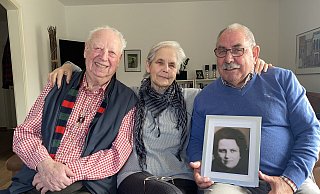 Hermann Metz (87) aus Harsewinkel (v.l.), Sigrid Busche (79) aus Verl und Reinhard Runde (78) aus Gütersloh mit dem Foto ihrer gemeinsamen Mutter. - Markus Voss
