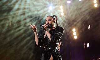 Conchita Wurst bei einem Benefiz-Konzert in der Mercedes-Benz-Arena 2023. - Annette Riedl/dpa