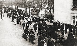 Hinter dem Sarg: Kaiser Wilhelm II. und Prinz Heinrich folgten bei schneidender Kälte dem Sarg des kaiserlichen Erziehers Georg Hinzpeter. Der war am 28. Dezember 1907 in Bielefeld gestorben und wurde am 2. Januar 1908 auf dem Johannisfriedhof begraben. - Stadtarchiv Bielefeld