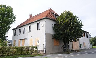 Ende März kam es in der ehemaligen Flüchtlingsunterkunft an der Schröttinghausener Straße in Häger zu einem Zimmerbrand. Das Haus selbst erlitt einen so hohen Brandschaden, dass es seitdem nicht mehr bewohnt werden kann. - Anja Hanneforth