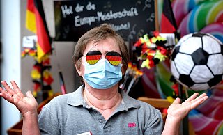 Verkäuferin Waltraud Keller bietet im Geschenkartikelladen „Nanu-Nana" seit vergangener Woche eine Auswahl an verschiedenen Fanartikeln an. Die große Nachfrage bleibt bislang aus. - Andreas Frücht