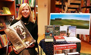 Ein Bild aus dem Jahr 2006: Christiane Stute inmitten der Bücher in ihrem Geschäft an der Niedernstraße. - Wolfgang Prüssner