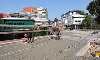 An der Baustelle Schillerbrücke geht es jetzt wieder voran. Derzeit tragen die Bauarbeiter einen wasserdurchlässigen Beton auf. - Frank-Michael Kiel-Steinkamp