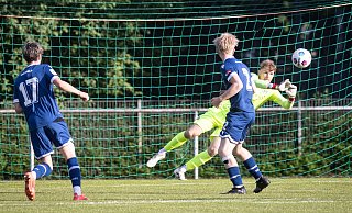 Für die Bielefelder U17 geht eine herausfordernde Saison zu Ende. Torwart Anton Kollmeier, hier im Derby gegen Osnabrück, erwies sich dabei als sicherer Rückhalt. - Mike-Dennis Müller