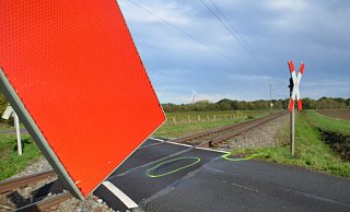 Markierungen erinnern noch an den Unfall am Samstag auf dem Bahnübergang in Döhren. Eine Autofahrerin zog sich Verletzungen zu. Die wichtigste Sicherung hier sind die Andreaskreuze. - Oliver Plöger