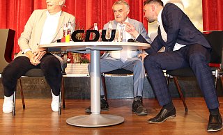 Moderiert von Stadtratsbewerber Christian Spönemann (l.) und an der Seite von Bürgermeisterkandidat Bent-Maria Grote (r.), beantwortete NRW-Innenminister Herbert Reul (M.) Fragen aus dem Publikum. - Frank Hartmann Moderiert von Stadtratsbewerber Christian Spönemann (l.) und an der Seite von Bürgermeisterkandidat Bent-Maria Grote (r.), beantwortete NRW-Innenminister Herbert Reul (M.) Fragen aus dem Publikum. - Frank Hartmann
