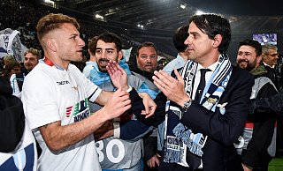 Erfolgsduo: Lazio-Trainer Simone Inzaghi (r.) und sein Torjäger Ciro Immobile nach dem Gewinn des italienischen Pokals. - imago images / Gribaudi