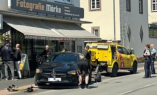 Polizeieinsatz am Mittwochmittag in Halle vor dem Fotoladen Mörke. - Heiko Kaiser