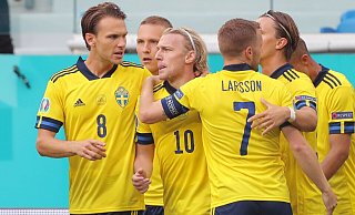 Die schwedischen Spieler feiern den Torschützen Emil Forsberg (M). - Igor Russak/dpa