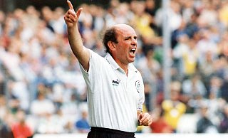 Eine Szene aus der Saison 1998/1999: Hannes Linßen, damals Trainer des FC Gütersloh, gibt während eines Heimspiels im Heidewald lautstark Anweisungen vom Seitenrand. - Imago/Archiv